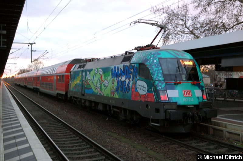 Bild: 182 013 mit seiner Vollwerbung für die BUGA 2015 in Brandenburg Hbf.