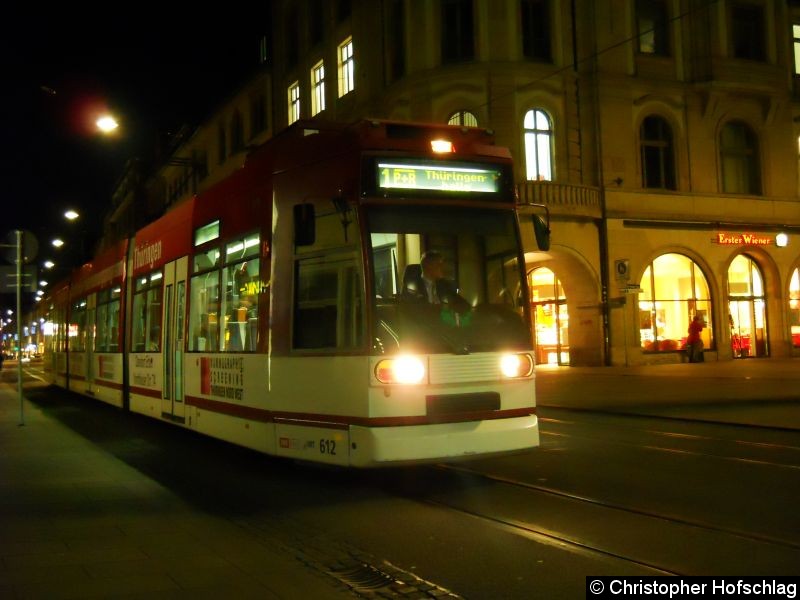 Bild: TW 612 auf der Linie 1 vor der Haltestelle Hauptbahnhof.