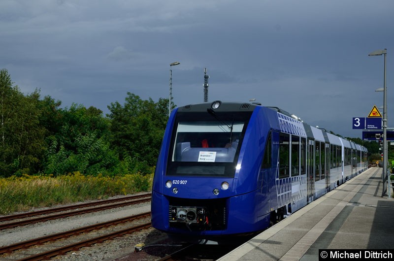 Bild: Zur Abfahrt bereit steht nun der 620 407/621 407/620 907 als Linie RB51 im Bahnhof Rathenow.