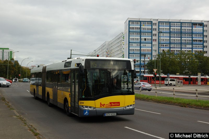 Bild: 4110 als SEV der Tramlinien M5 und M6 in der Landsberger Allee.