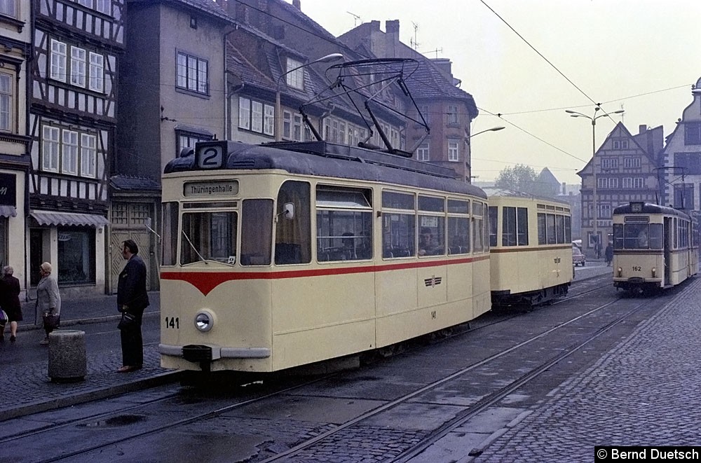 Bild: Tatra-T2D-Tw 141 mit Vorkriegsbeiwagen auf Linie 2 auf dem Domplatz.