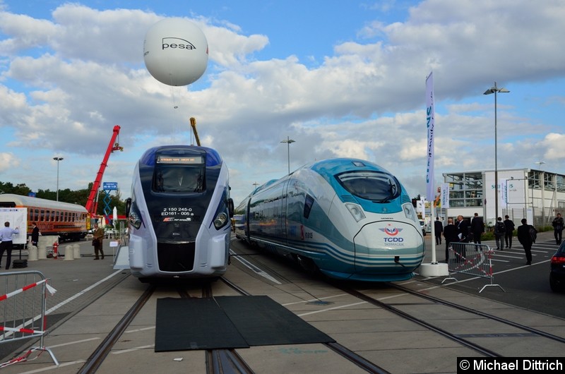 Bild: Neben dem PESA Dart steht der SIEMENS Velaro für die türkische Eisenbahn.