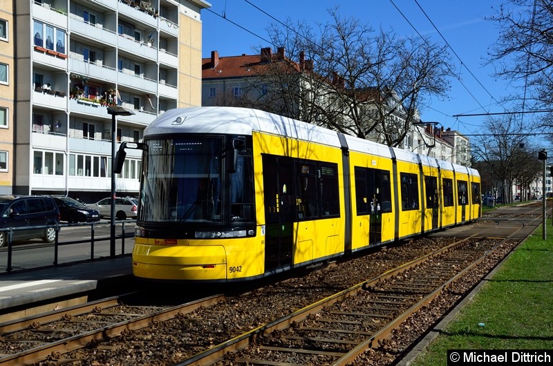 Bild: 9042 als Linie M4 an der Haltestelle Arnswalder Platz.