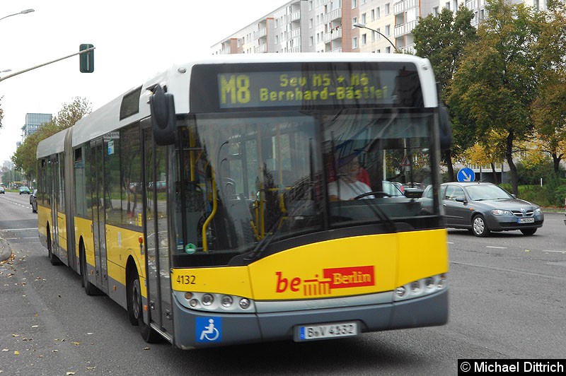 Bild: 4132 als SEV der Tramlinien M8 in der Landsberger Allee.