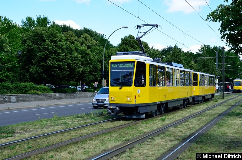 Bild: 5117 und 5563 fuhren als achter Wagen in einem Straßenbahnkorso anlässlich 150 Jahre Straßenbahn in Berlin.