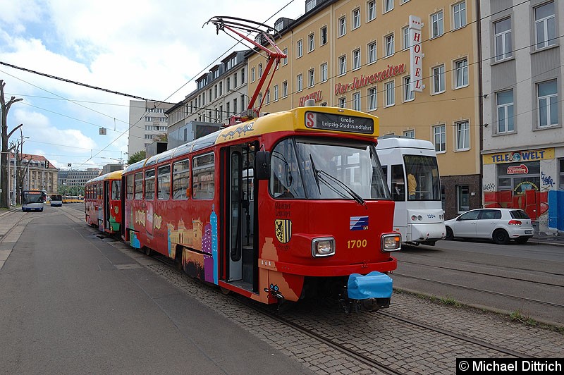 Bild: 1700 mit seinem Beiwagen als Stadtrundfahrt in der Wendestelle Hauptbahnhof.