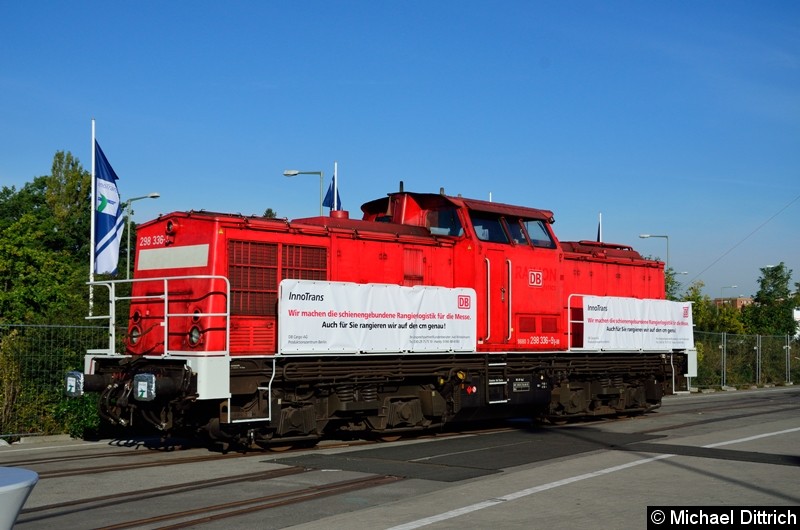 Bild: Um die Fahrzeuge auf die Messe zu bekommen, half diese Rangierlok der Deutschen Bahn AG.