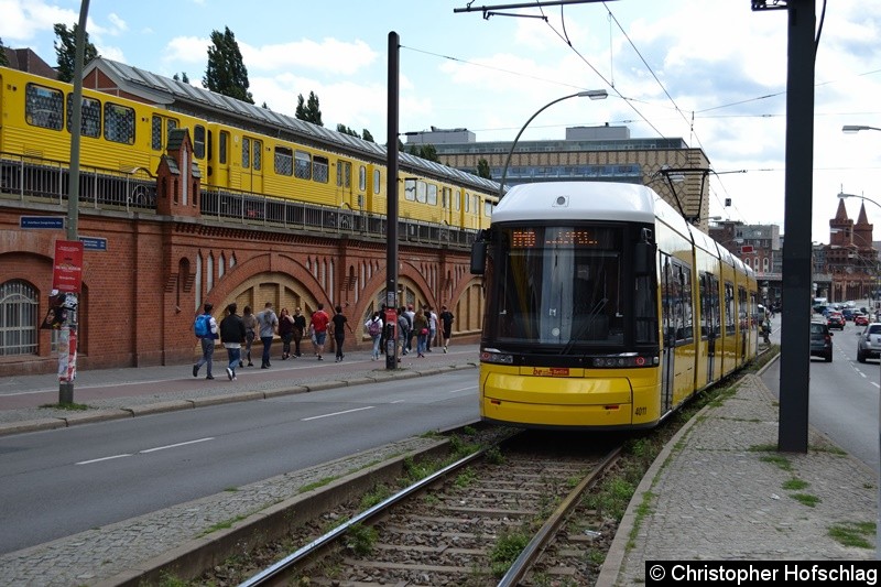 Bild: TW 4011 als Linie M10 an der Endstelle S+U-Bahnhof Warschauer Straße.