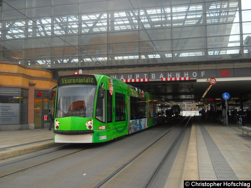 Bild: TW 632 auf der Linie 1 am Hauptbahnhof.