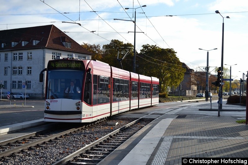 Bild: TW 631 als Linie 4 bei der Einfahrt in die Haltestelle Am Schwemmbach.