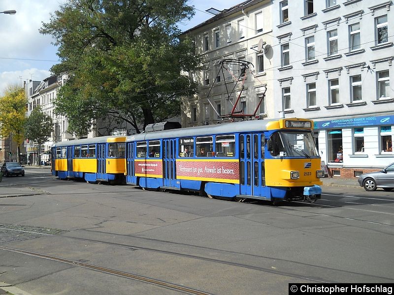 Bild: TW 2123+713 an der Haltestelle Emmausstraße.