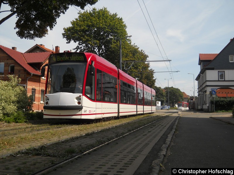 Bild: Melchendorfer Straße als Linie 4 in Richtung Hauptfriedhof.