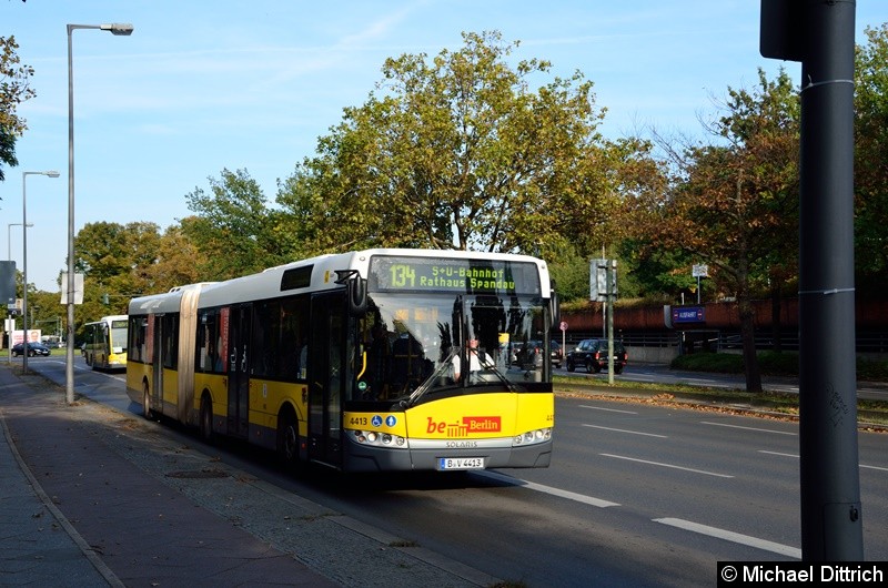 Bild: 4413 als Linie 134 auf dem Altstädter Ring in Richtung Rathaus Spandau.