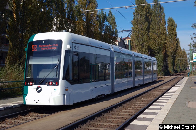 Bild: 421 als Linie 92 an der Haltestelle Marie-Juchacz-Str.