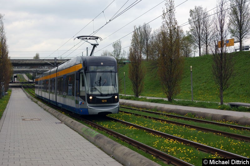 Bild: 1211 als Linie 16 zwischen den Haltestellen Bahnhof Messe und Messegelände.