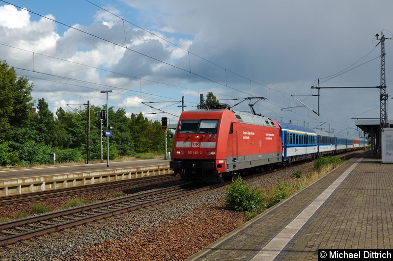 Bild: 101 140-2 mit EC 176 bei der Durchfahrt in Nauen.