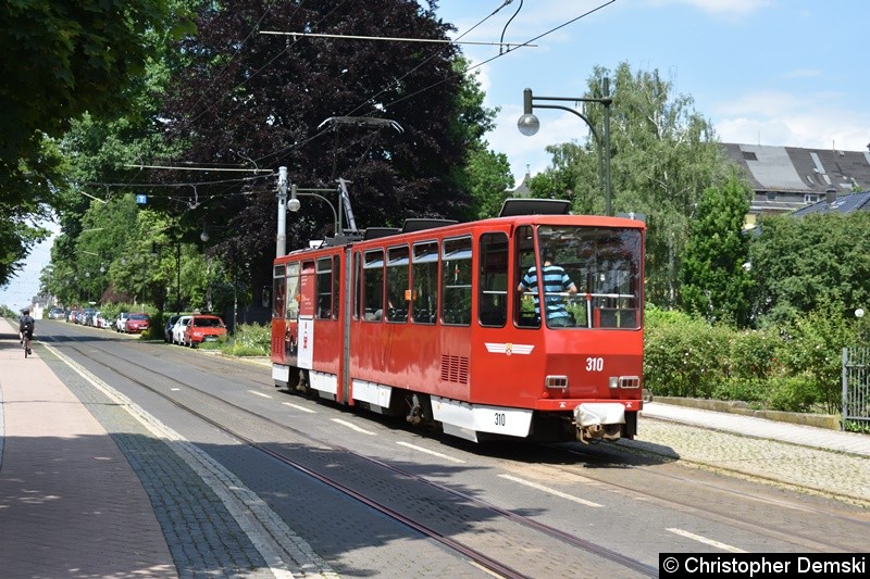 Bild: TW 310 auf den Weg zur Haltestelle Bahnhofstraße.