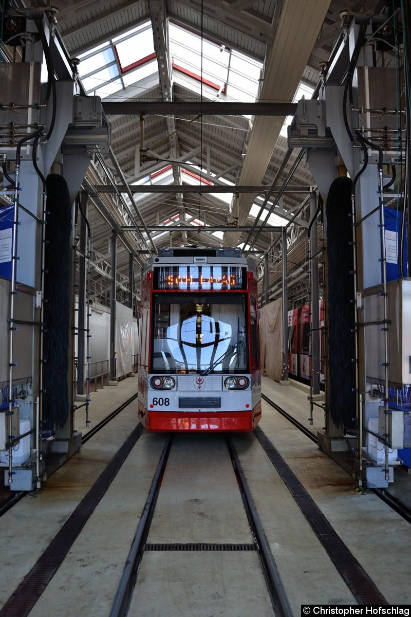 Bild: MGT6D 608 wurde in die Waschanlage des Betriebshofes gefahren, um dort die Gästen zu zeigen wie eine Straßenbahn gereinigt wird.