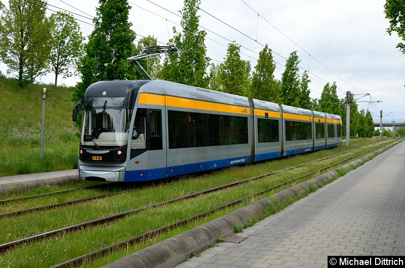 Bild: 1223 als Linie 16 zwischen den Haltestellen Messegelände und S-Bahnhof Messe.