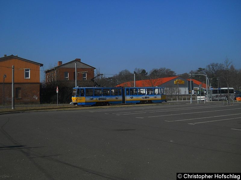 Bild: TW 303 am Hauptbahnhof in der Schleife.