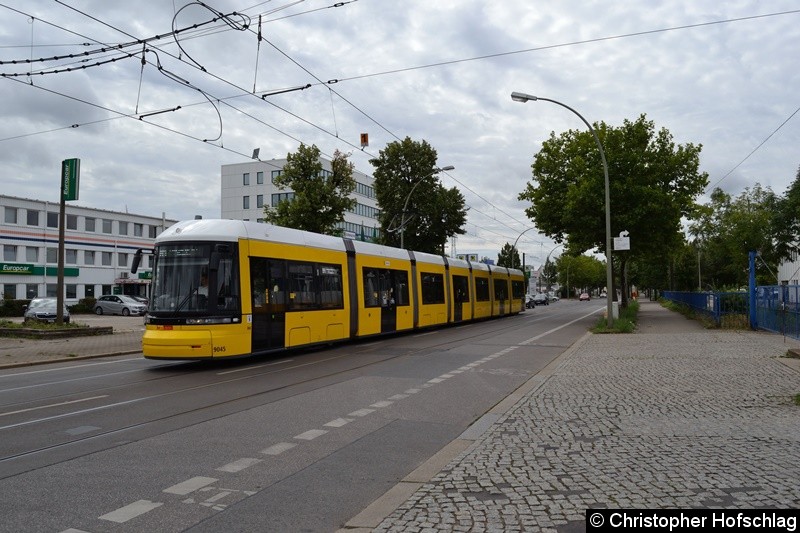 Bild: TW 9045 als Ausrücker der Linie M4 beim Verlassen der Haltestelle Siegfriedstraße/ Josef-Orlopp-Straße.