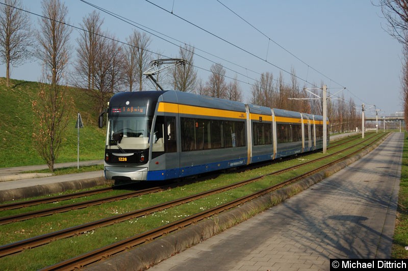 Bild: 1216 als Linie 16 zwischen den Haltestellen Messegelände und Bahnhof Messe.