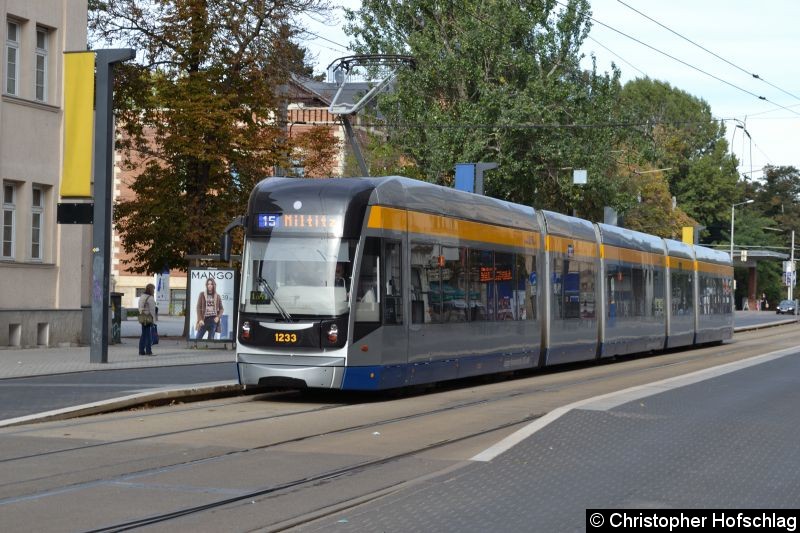 Bild: TW 1233 an der Haltestelle Straßenbahnhof Angerbrücke.