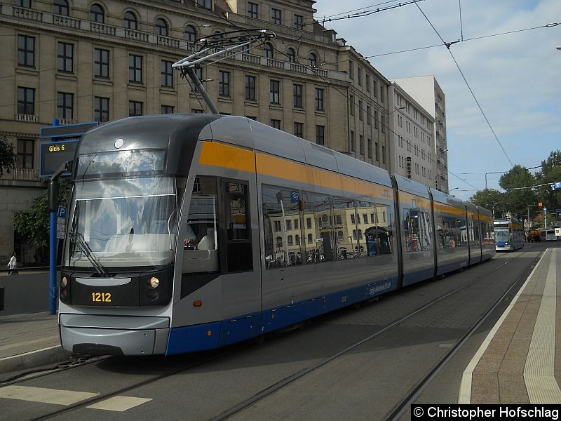 Bild: Tw 1221 auf der Linie 16 an der Haltestelle Hauptbahnhof, Westseite. Aufgrund einer Störung für die Linie 16 zum Goerdelerring.