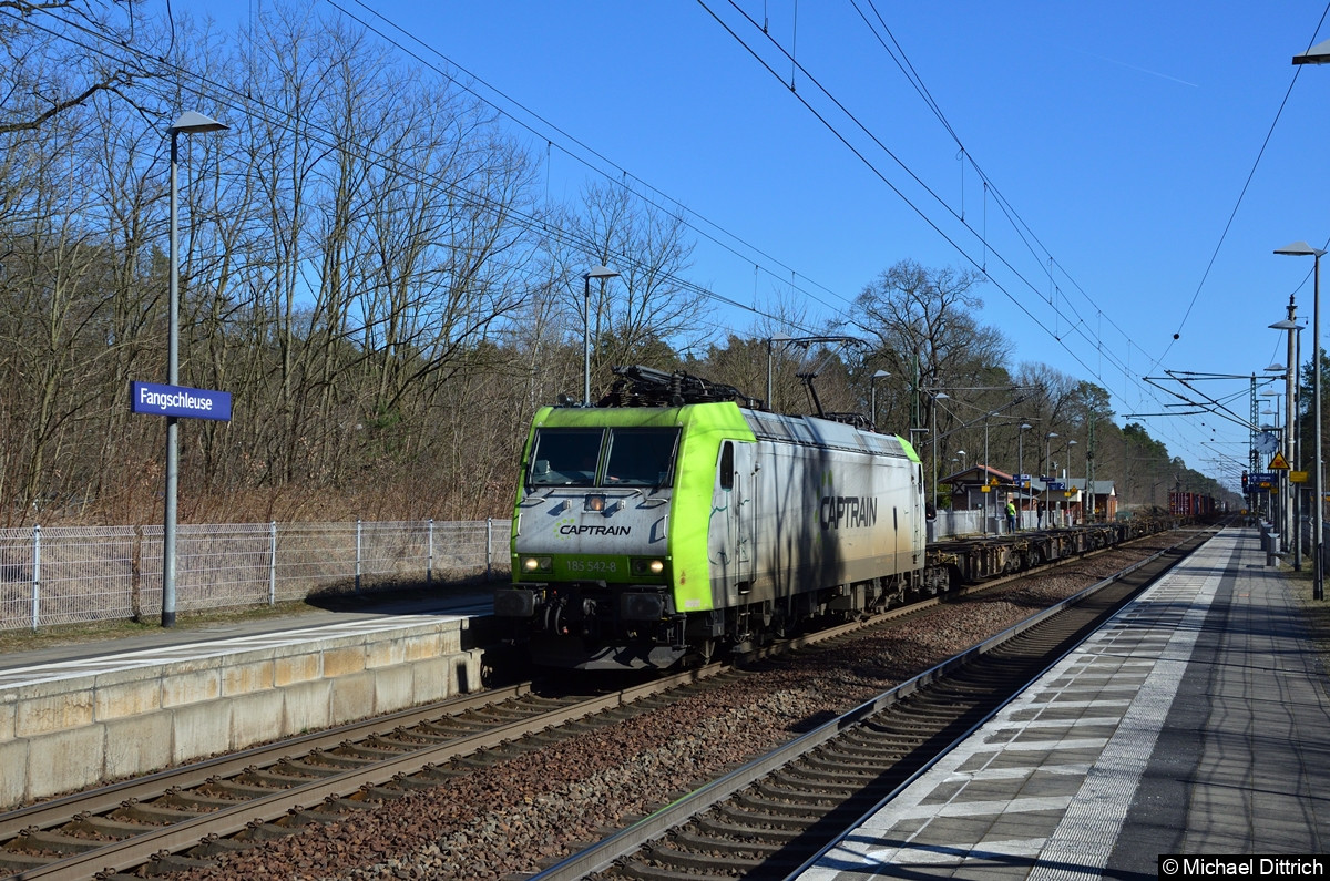 185 542-8 mit einem Güterzug bei der Durchfahrt in Fangschleuse.