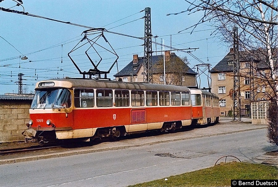 Bild: Noch einmal die Haltestelle am Betriebshof Merseburg, diesmal mit den Triebwagen 1069 und 1070. Die Fahrtrichtung geht diesmal Richtung Merseburg/Zentrum