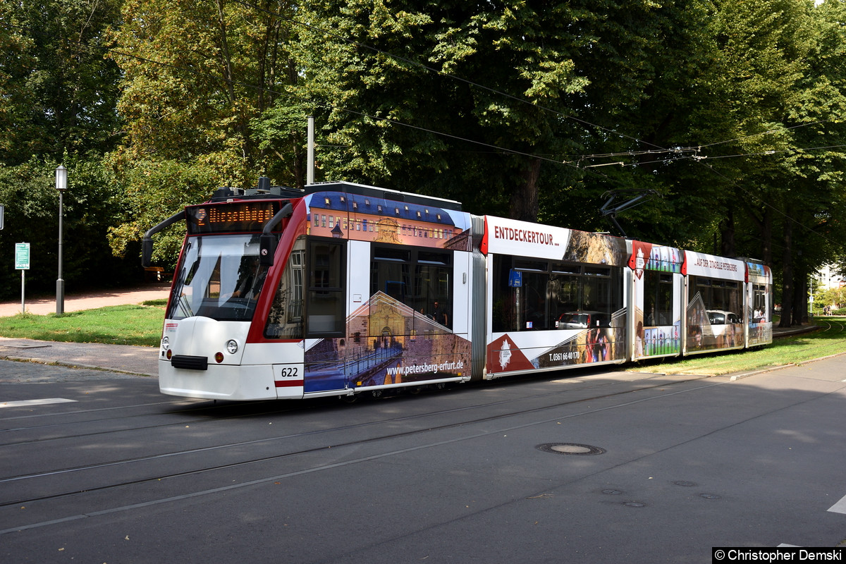 TW 622 als Linie 2 in Richtung Wiesenhügel beim Verlassen der Haltestelle Robert-Koch-Straße.