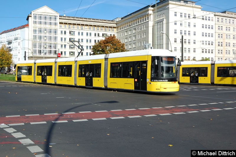 Bild: 4026 als Linie M10 kurz der Haltestelle U Frankfurter Tor.