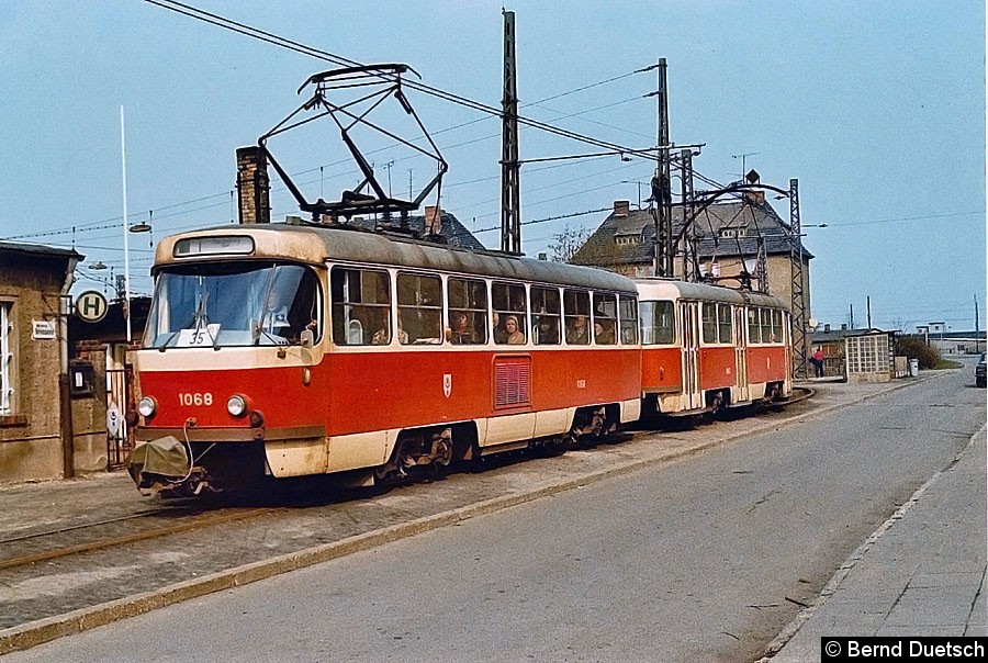 Bild: Die Triebwagen 1068 und 1067 fahren am Betriebshof Merseburg vorbei Richtung Merseburg/Süd. 