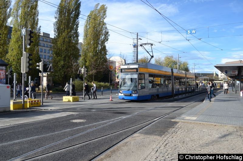 Bild: TW 1138 beim Verlassen der Haltestelle Hauptbahnhof.
