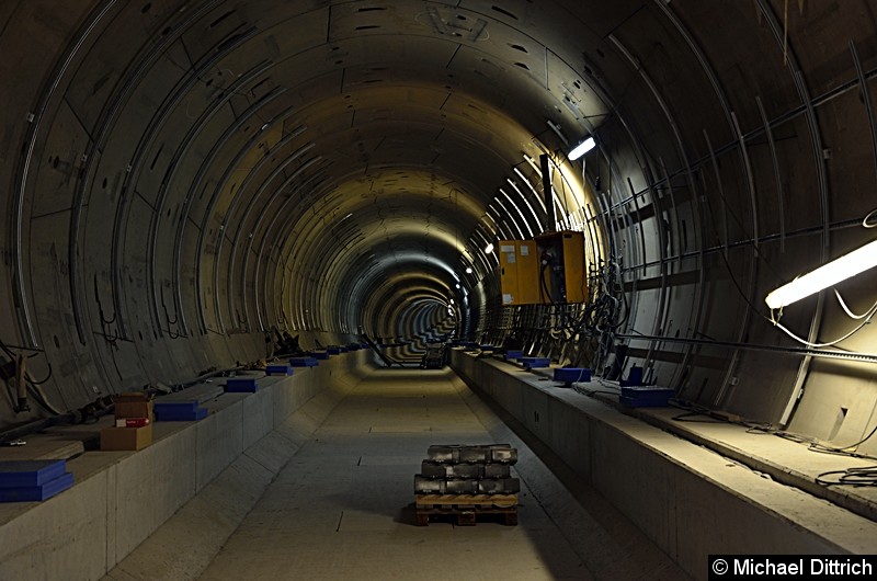 Bild: Blick in die Tunnelröhre in Richtung Hönow. Theoretisch kann man diese bis zum provisorischen Schott am Bahnhof Museumsinsel benutzen.