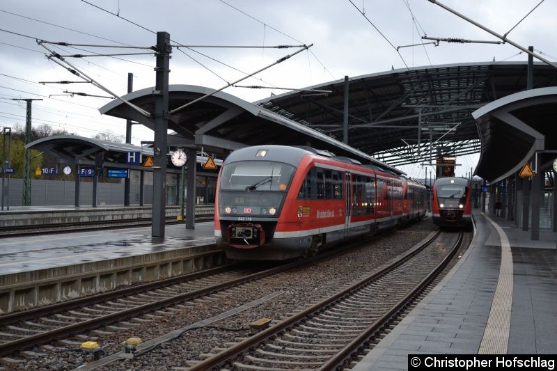 Bild: 642 176 + 642 169 als RE 10 in Erfurt Hauptbahnhof.