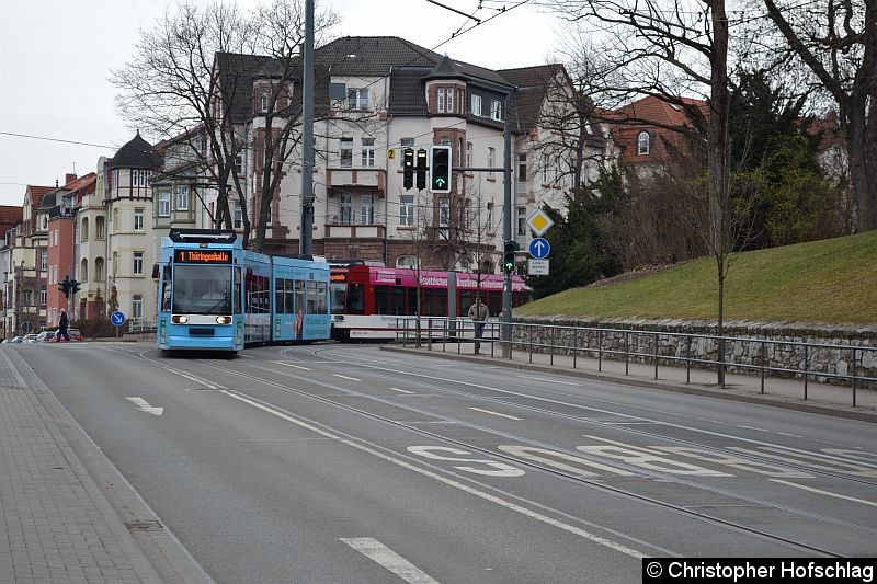 Bild: TW 615+605 als Linie 1 beim Einbiegen auf die Schillerstraße.