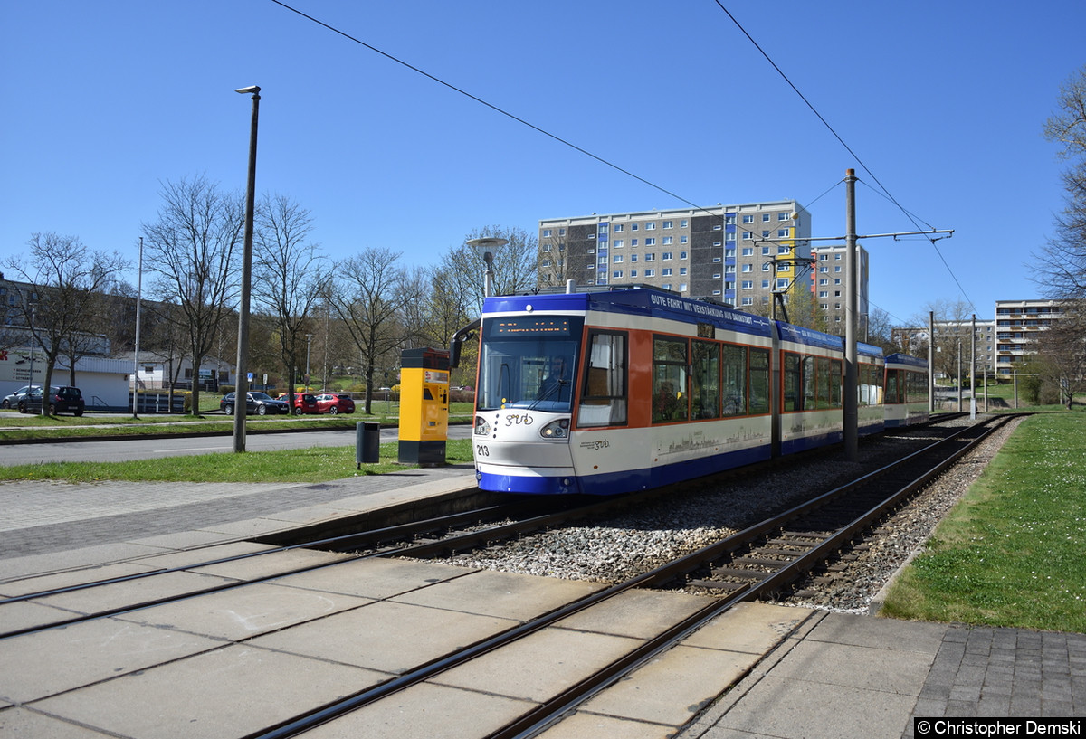 Tw 213+Bw 264 als Dienstfahrt an der Haltestelle Lusan/Zeulsdorf.