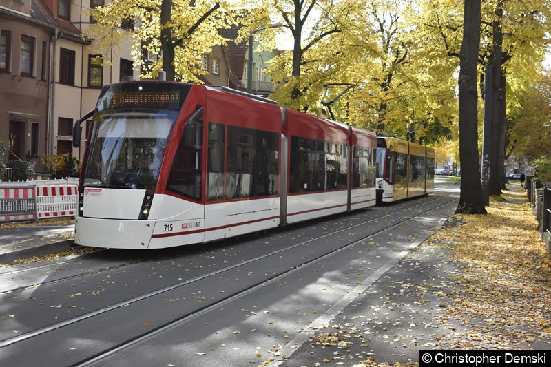 Bild: TW 715+707 als Linie 4 an der Haltestelle Robert-Koch-Straße