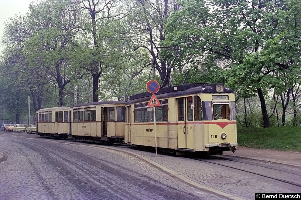 Bild: Ein Dreiwagenzug mit zwei Vorkriegs-Beiwagen am Stadtpark.
