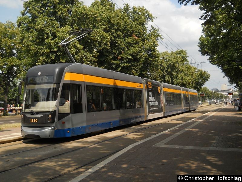 Bild: TW 1220 an der Haltestelle Sportforum.