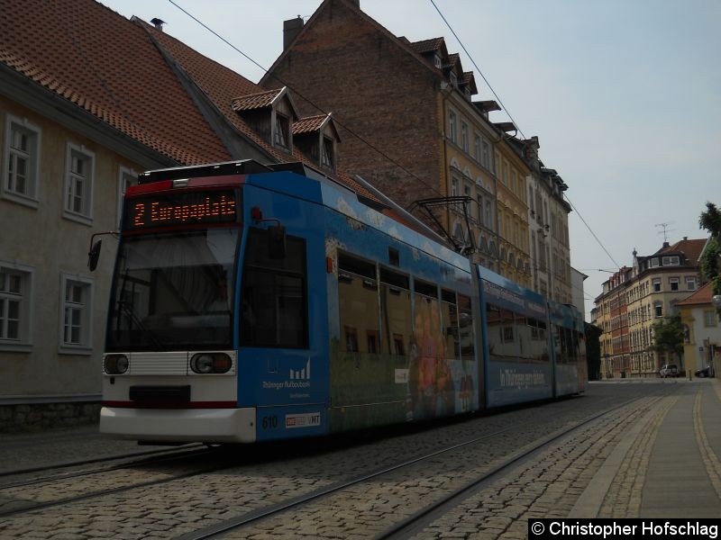 Bild: TW 610 mit seiner Neuen Webung für die Thüringer Aufbaubank in der Manizerhofstraße als Linie 2.