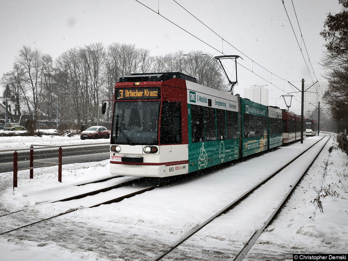Bild: TW 613+608 als Linie 3 vor der Haltestelle Warschauer Straße. Aufgrund eines Weichenschadens ist die Weiterfahrt verhindert.