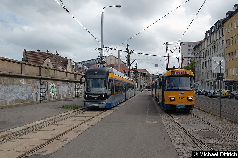 Bild: Treffen der Generationen: Links NGT12LE 1210 und rechts T4D 2140.