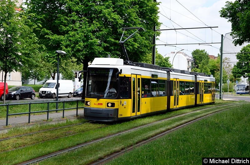 Bild: 2006 als Linie 12 zwischen den Haltestellen Stahlheimer Str./Wisbyer Str. und Prenzlauer Allee/Ostseestr.