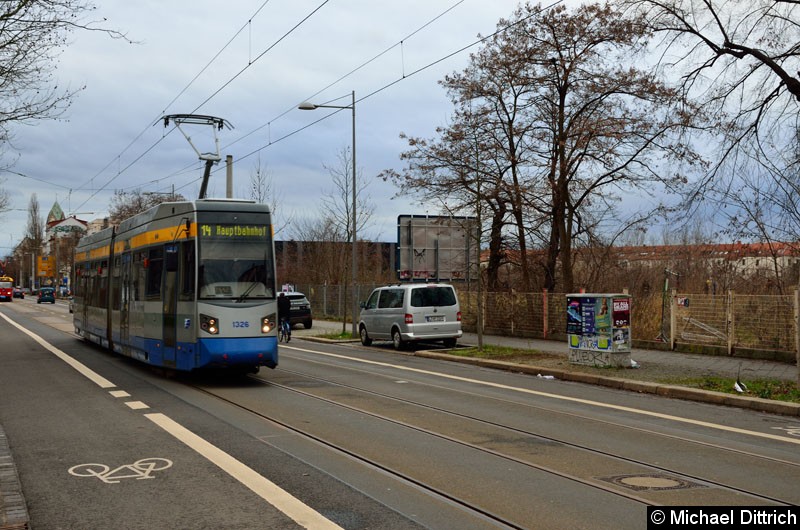 Bild: 1326 als Linie 14 in der Karl-Heine-Str. kurz vor dem gleichnamigen Kanal.