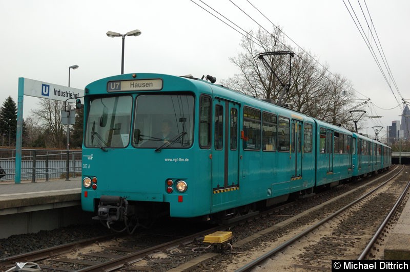 Bild: 387+401+391 als U7 in der Haltestelle Industriehof