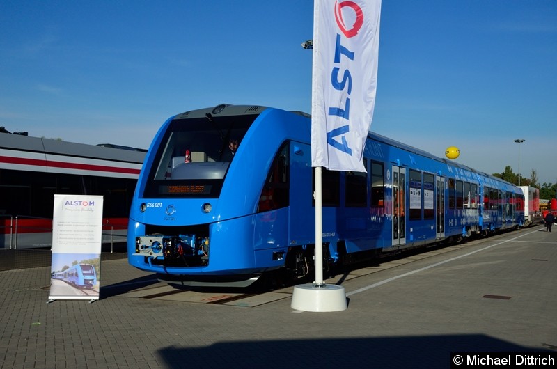 Bild: Dieser Coradia Lint ist der erste mit einer Wasserstoffbrennzelle. Er hat dadurch keine Emmisionen, sonder stößt nur Wasserdampf und Kondenswasser aus.
Er soll auf der Strecke Bremen - Cuxhaven eingesetzt werden.