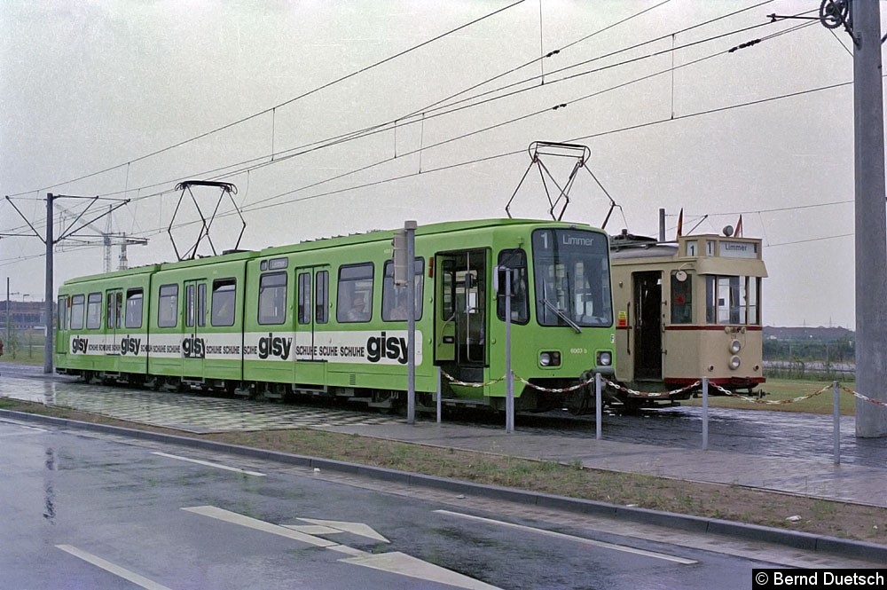 Bild: Tw 6003 im Frühjahr 1975 an der südlichen Endstation Laatzen/Süd. Rechts daneben ein Stahlwagen, der fast 50 Jahre älter ist als
das moderne Stadtbahnfahrzeug, aber 1975 immer noch seinen regelmäßigen Dienst im Linienverkehr versieht.