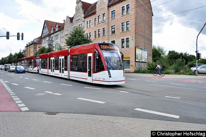 Bild: TW 724+715 als Linie 1 kurz vor der Haltestelle Ilversgehofner Platz.